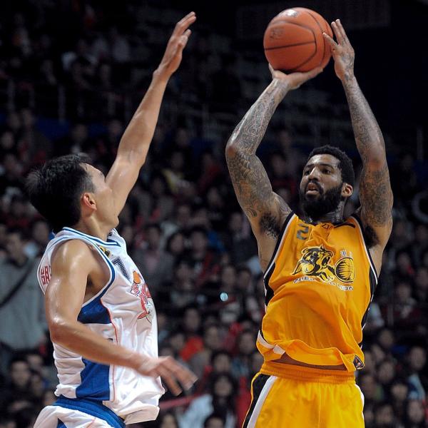 外援撰文回忆CBA生活：球队培养感情要唱K，带20个姑娘