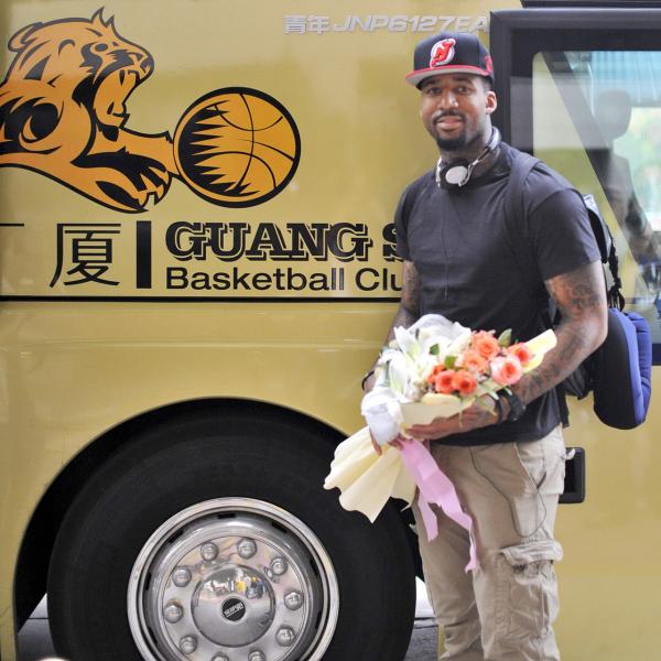 外援撰文回忆CBA生活：球队培养感情要唱K，带20个姑娘