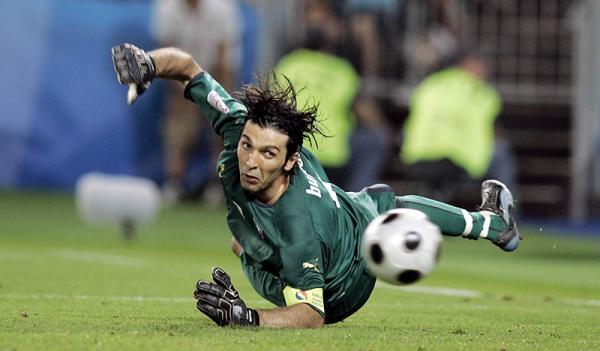 布冯只是“天下第二”？他熬过三代门将，20年唯有独自耸立