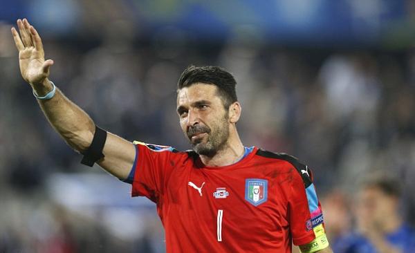 看球笔记 | 他场外背负巨债，却在场上展现最宽厚笑容