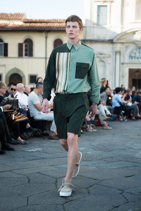 男人可以在公共场合穿短裤，但穿得太LOW就是你的错了