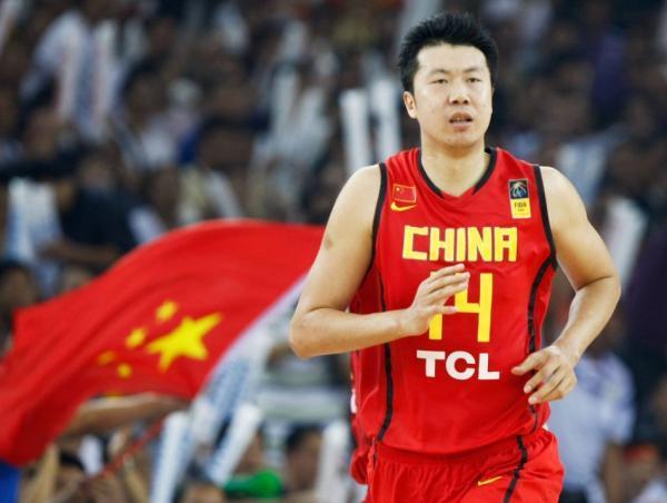 获颁中国篮球突出贡献奖，大郅等来迟到的退役仪式