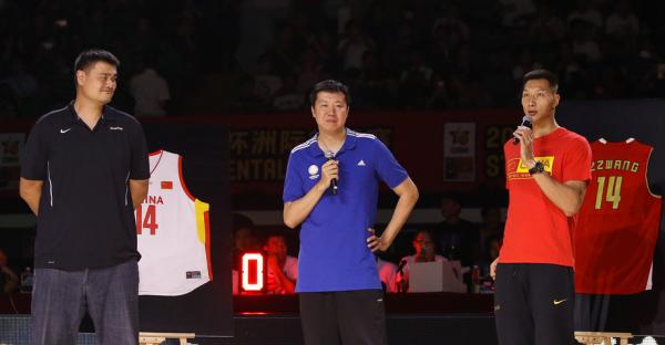 获颁中国篮球突出贡献奖，大郅等来迟到的退役仪式