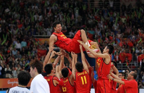 获颁中国篮球突出贡献奖，大郅等来迟到的退役仪式