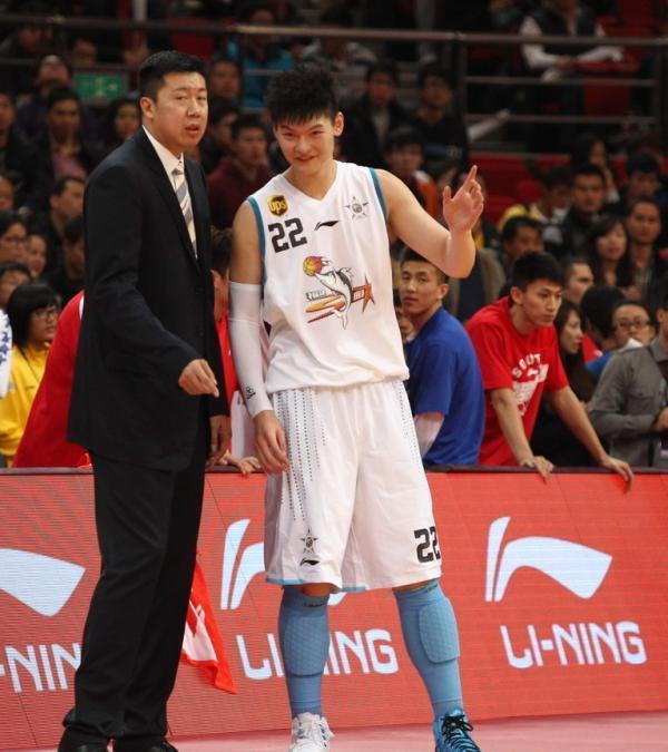 获颁中国篮球突出贡献奖，大郅等来迟到的退役仪式