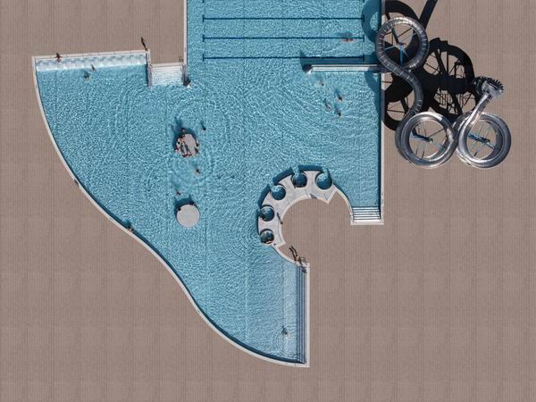 航拍的泳池，你发现了什么