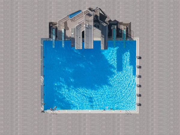 航拍的泳池，你发现了什么