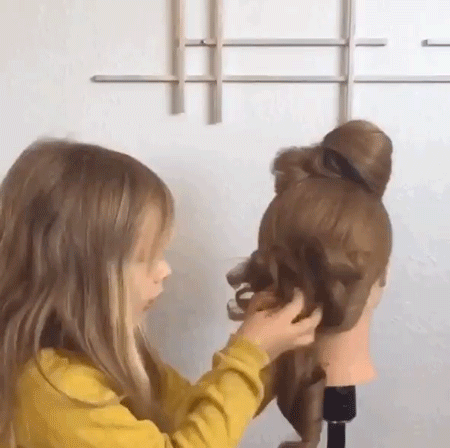 你五六岁时都会点啥？而她们已经靠妆扮手艺成网红了