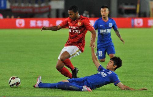 他是中超“恶人”，他被球迷唾骂，但李建滨说自己不委屈