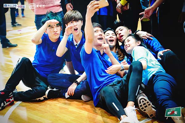 看电视｜兴高采烈“去上学啦”，依依不舍《极限挑战》