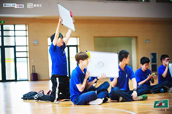 看电视｜兴高采烈“去上学啦”，依依不舍《极限挑战》