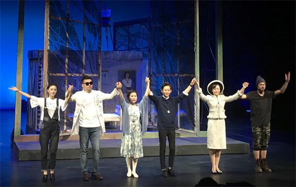 又有明星被袭击！何炅演话剧时遭女观众厮打