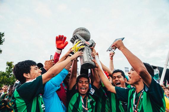 流浪汉也有世界杯！64国参与，八成参赛者因足球重回社会