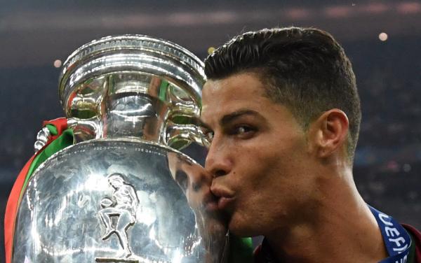 一夜述评 | 这次是幸福的泪水，他们都在为C罗而战