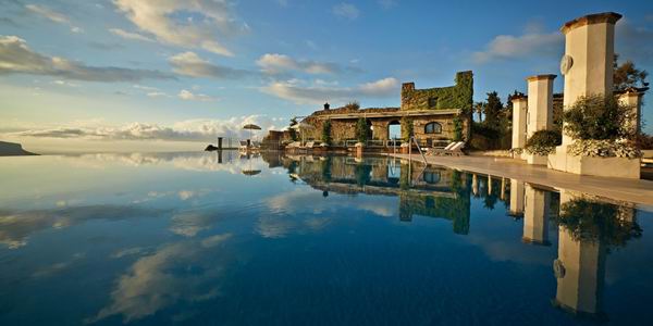 花大价钱订酒店，只为在那里游个泳