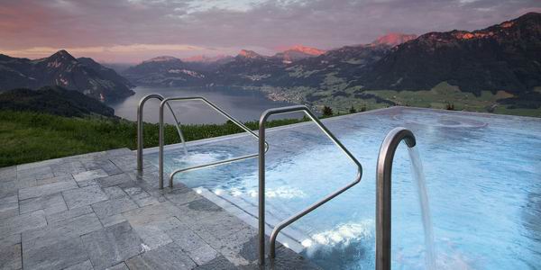 花大价钱订酒店，只为在那里游个泳