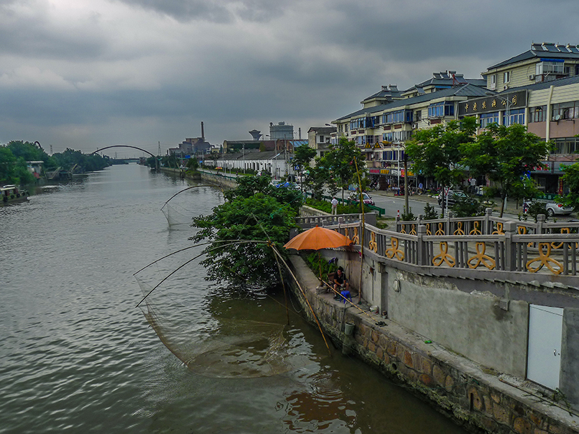 唐闸  通扬河畔扳鱼忙  (2).jpg