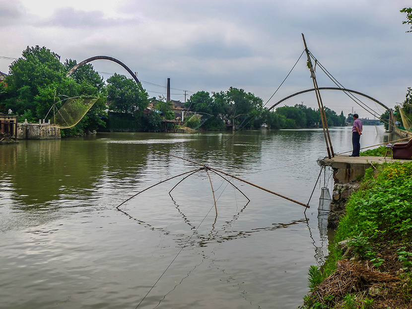 唐闸  通扬河畔扳鱼忙  (4).jpg