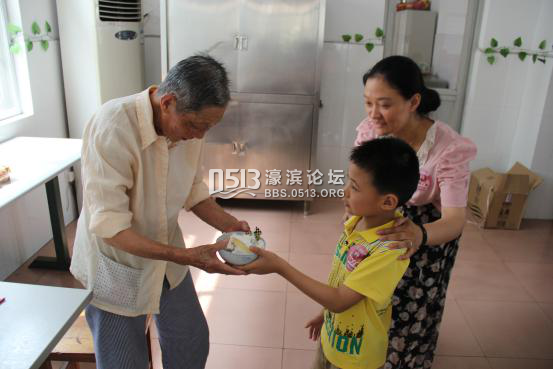 文峰丰田献爱心 关爱老人从娃娃抓起568.png