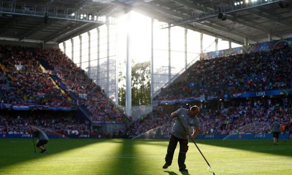 中超球场“菜地”那么多，看看英国为草皮加了多少“黑科技”