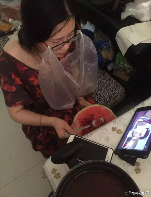 澎湃联播|摆拍这件事，要从娃娃抓起