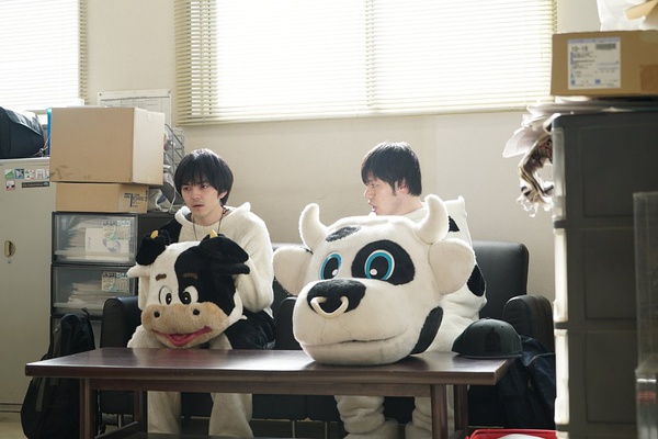 日本有个说相声的，写了本小说销量几百万，还拿了文学奖