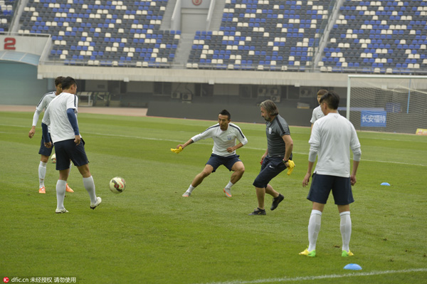 这位“光膀子撸串”的中超主帅下课了，接地气的他只败给了钱