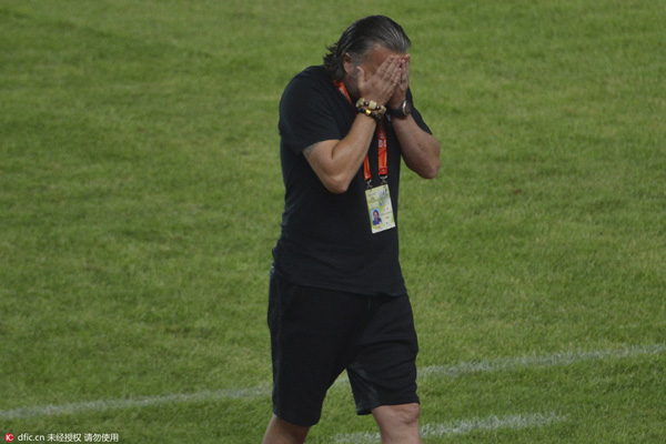 这位“光膀子撸串”的中超主帅下课了，接地气的他只败给了钱