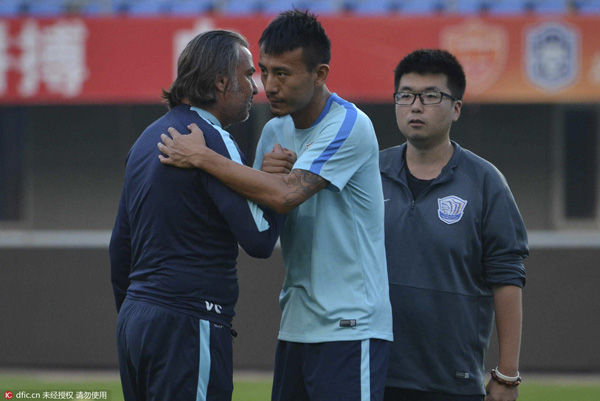 这位“光膀子撸串”的中超主帅下课了，接地气的他只败给了钱