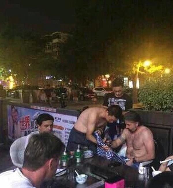 这位“光膀子撸串”的中超主帅下课了，接地气的他只败给了钱