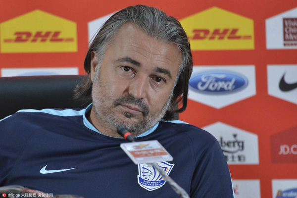 这位“光膀子撸串”的中超主帅下课了，接地气的他只败给了钱