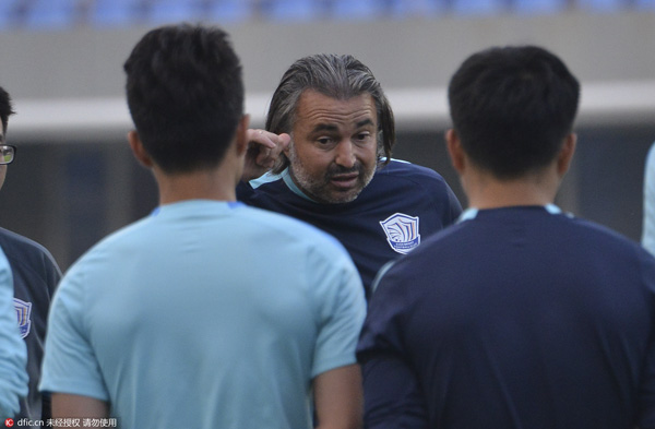 这位“光膀子撸串”的中超主帅下课了，接地气的他只败给了钱