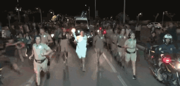 里约奥运火炬遭灭火器狂喷袭击，巴西人这是有多恨奥运