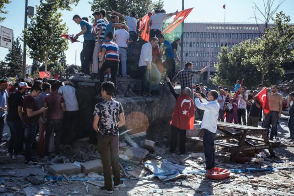 国际思想周报 | 土耳其政变为何失败、奥朗德的困境