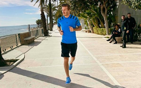 太帅！退役后的贝克汉姆爱上跑步，15岁时他就是越野赛冠军