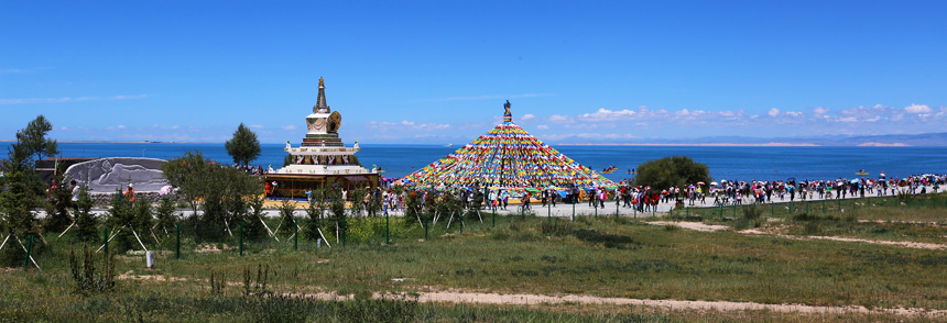 青海湖迎来旅游高峰 (3).jpg