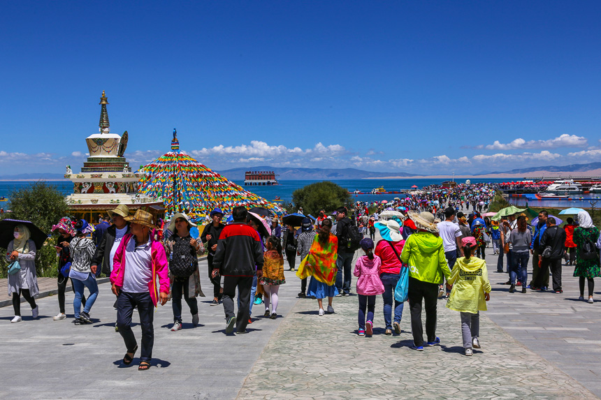 青海湖迎来旅游高峰 (2).jpg