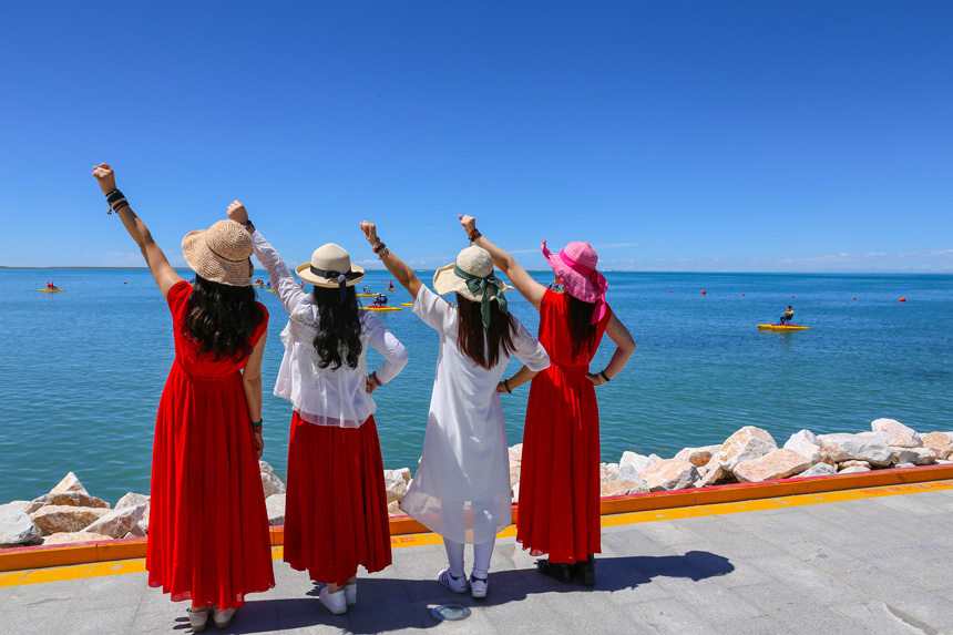 青海湖迎来旅游高峰 (4).jpg