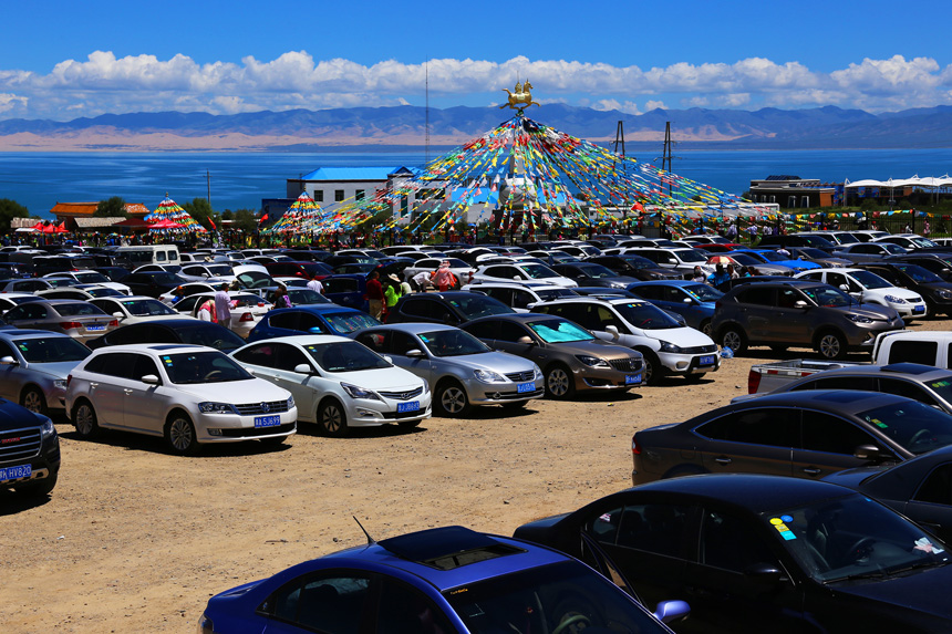 青海湖迎来旅游高峰 (6).jpg