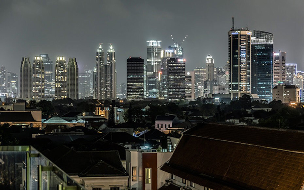 大都市的夜幕天际线——如同一本写满历史和生活的故事书