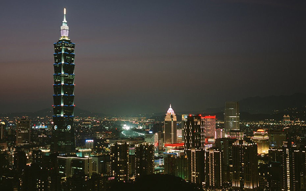 大都市的夜幕天际线——如同一本写满历史和生活的故事书