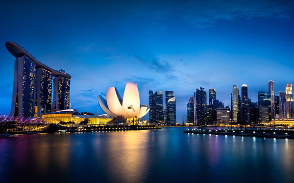 大都市的夜幕天际线——如同一本写满历史和生活的故事书