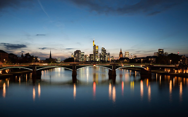 大都市的夜幕天际线——如同一本写满历史和生活的故事书