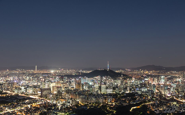 大都市的夜幕天际线——如同一本写满历史和生活的故事书