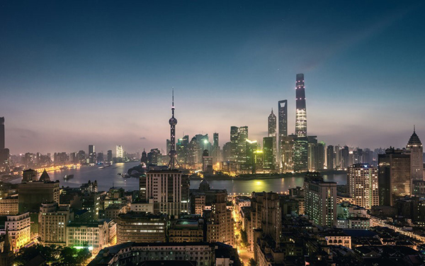 大都市的夜幕天际线——如同一本写满历史和生活的故事书