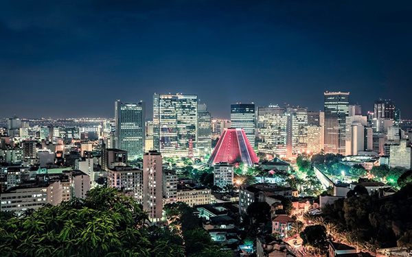 大都市的夜幕天际线——如同一本写满历史和生活的故事书