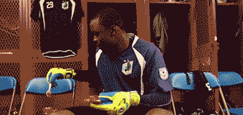 “自杀流”门将重现江湖！我的手抛球连自己都怕