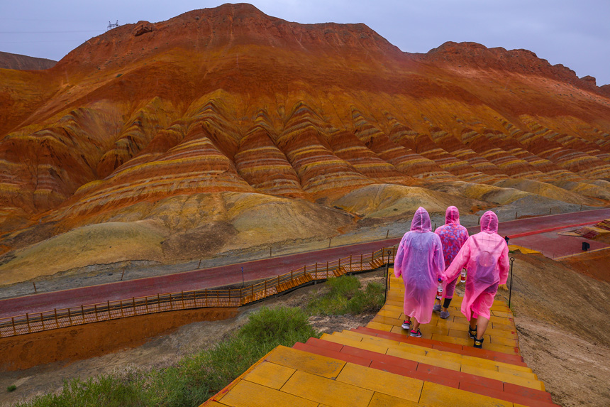 甘肃张掖 雨中七彩丹霞别样美 (1).jpg
