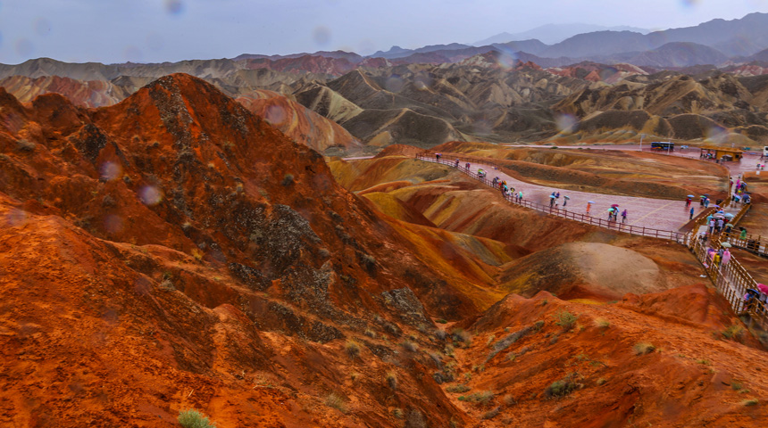 甘肃张掖 雨中七彩丹霞别样美 (2).jpg