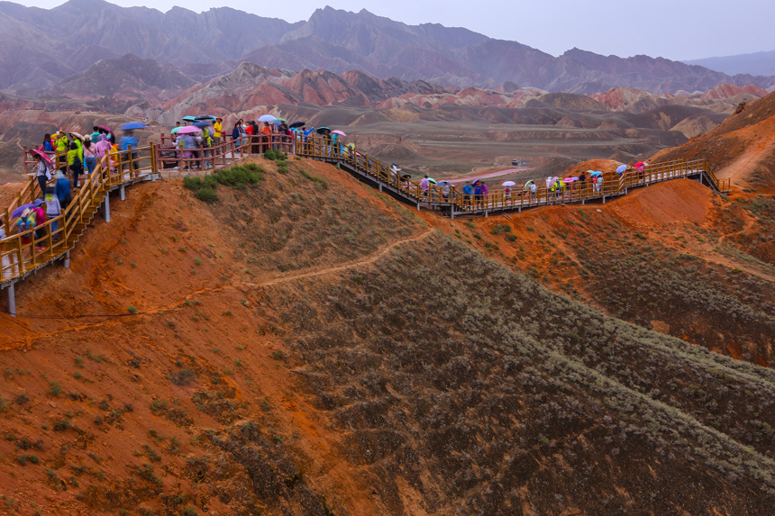 甘肃张掖 雨中七彩丹霞别样美 (3).jpg